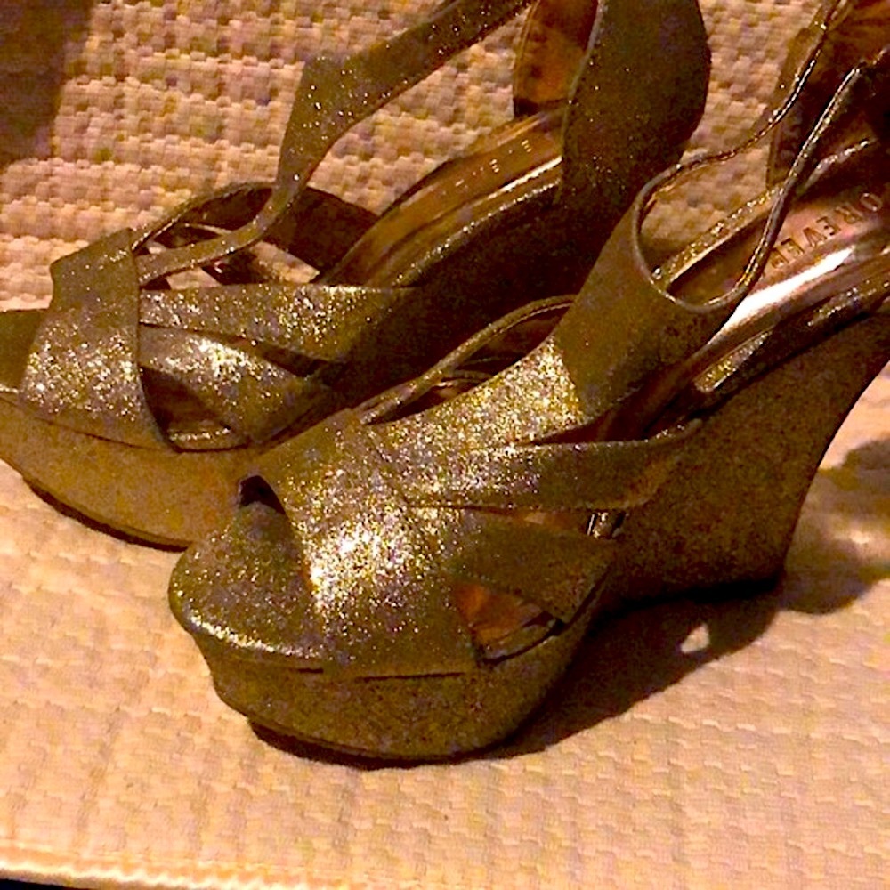 Gold Sparkling Wedges